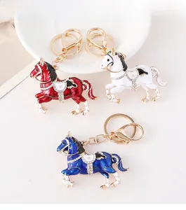 Détail de porte-clés cheval en émail coloré avec des accents de strass brillants