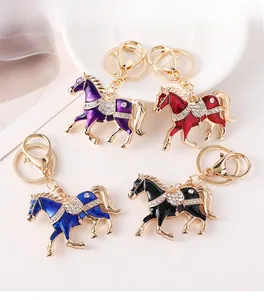 Lot de quatre porte-clés cheval en violet, rouge, bleu et noir avec des strass brillants