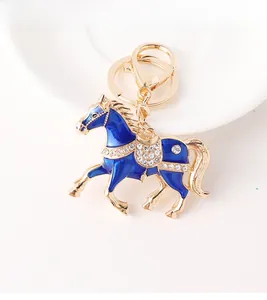 Détail du porte-clés cheval en émail bleu foncé avec strass blancs et finition dorée chic