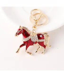 Détail du porte-clés cheval doré avec émail rouge et incrustations de cristaux brillants