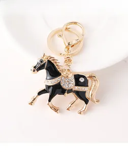 Vue détaillée du porte-clés cheval avec glaçage noir et strass brillants étincelants