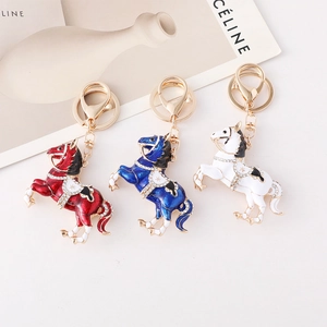 Porte-clés cheval en émail exquis en rouge, bleu et blanc avec des cristaux étincelants