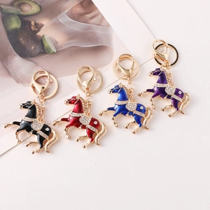 Porte-clés cheval élégants avec émail et strass disponibles en quatre couleurs vives