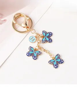 Detailansicht Schmetterling Schlüsselanhänger aus Emaille mit Goldkette und H-Anhänger