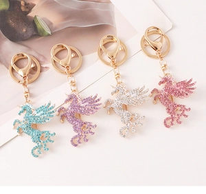 Détail de quatre porte-clés licorne en strass colorés avec fermoirs en métal doré