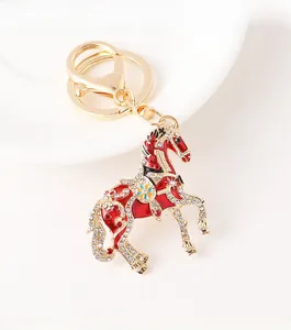 Détail du porte-clés cheval en émail rouge avec strass blancs et fermoir mousqueton