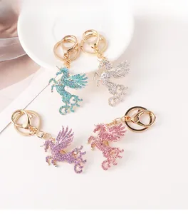 Détail de porte-clés licorne en strass multicolores en bleu, blanc, violet et rose