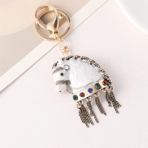 Portachiavi cavallo vintage con smalto bianco, strass colorati e nappe dorate
