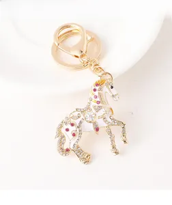 Vue détaillée du porte-clés cheval émaillé blanc avec strass roses et fermoir doré
