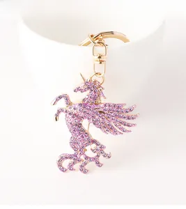 Détail d'un porte-clés licorne en strass violets avec finition dorée et fermoir