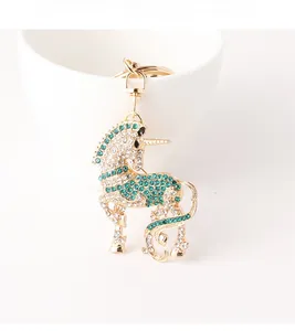 Détail du porte-clés licorne orné de cristaux sur socle en alliage doré