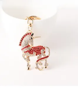 Vue détaillée du porte-clés licorne en or serti de strass rouges et blancs sur céramique