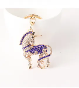 Vue détaillée du porte-clés licorne serti de strass brillants bleus et blancs