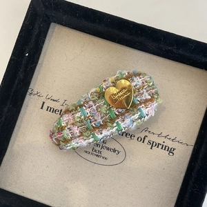 Barrette en tweed coloré de style français avec détail cœur en métal doré