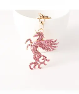 Vue détaillée d'un porte-clés licorne en cristal rose avec ailes et finition dorée