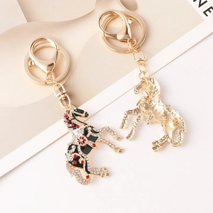 Porte-clés cheval en cristal avec motif floral émaillé doré, vue de face et de dos détaillée