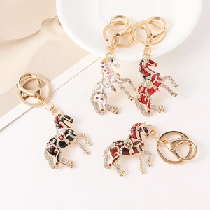 Porte-clés cheval étincelants avec strass et émail en quatre couleurs élégantes