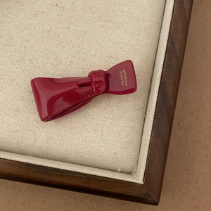 Barrette à cheveux nœud rouge vin en acétate avec texte France Handmade doré sur plateau