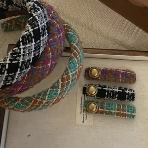 Ensemble serre-tête et barrettes en tweed à carreaux avec boucle dorée en trois couleurs