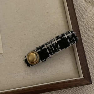 Pince à cheveux élégante en tweed noir et blanc avec un grand bouton doré vintage orné