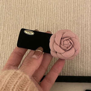 Pince à cheveux camélia en velours rose avec une étiquette en métal doré pour femme