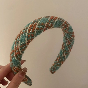 Gros plan du serre-tête en tweed bleu et orange avec fils métalliques argentés chic