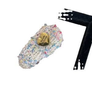 Barrette en tweed multicolore de style français avec un détail de plaque coeur dorée