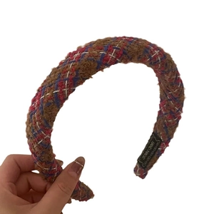 Serre-tête épais en tweed marron avec motifs à carreaux rouges et bleus et fils argentés