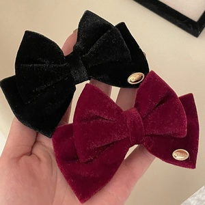 Elegantes pinzas de terciopelo para el pelo en negro y burdeos con pequeño logo dorado