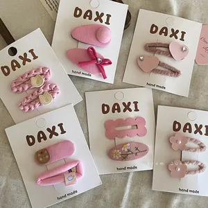 Détails des barrettes à cheveux roses faites main avec motifs fleurs et ours