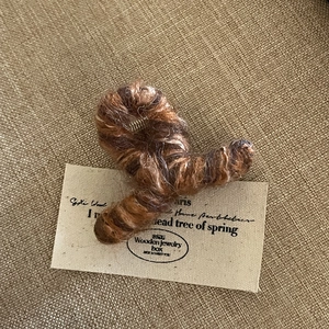 Petite pince à cheveux en laine marron et gingembre pour coiffure d'automne hiver