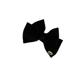 Elegante pinza para el pelo de terciopelo negro con lazo y detalle metálico dorado