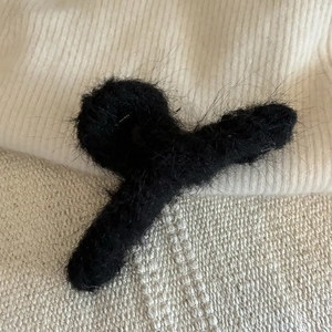Elegante pinza per capelli in peluche nero con ecopelliccia per acconciature invernali