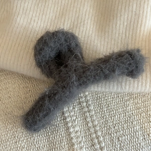 Molletta per capelli in peluche grigio scuro, accessorio invernale morbido per donna