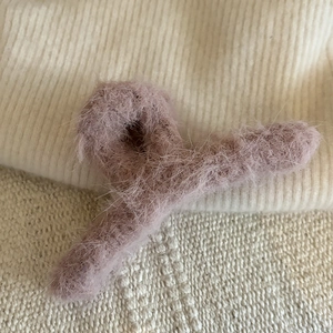 Pinza per capelli in peluche rosa viola con morbida pelliccia sintetica e texture mohair
