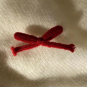 Barrette à cheveux nœud crocheté rouge avec texture mohair blanche style balletcore