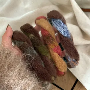 Serre Tête Tressé Élégant en Peluche pour Femmes Vintage Bandeau en Tissu Torsadé Antidérapant Accessoires de Cheveux Hiver