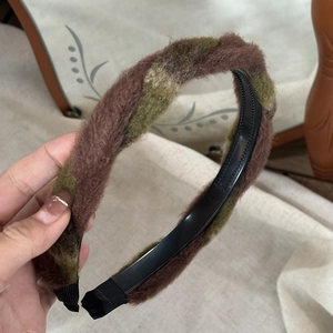 Serre-tête tressé en peluche marron et vert avec design intérieur antidérapant