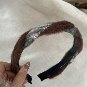 Détail du serre-tête tressé en peluche avec dents antidérapantes en marron et gris