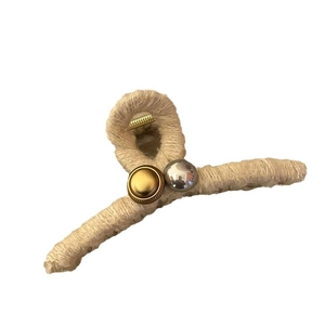 Pince à cheveux rétro avec revêtement en fil beige et accents de boutons métalliques