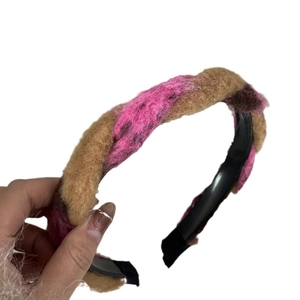 Serre-tête tressé élégant en velours marron et rose avec design de torsion en peluche