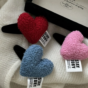 Barrettes à cheveux élégantes en forme de cœur en peluche rouge, rose et bleu sur tricot