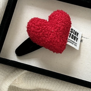 Barrette à cheveux cœur en peluche rouge chic avec base noire et petit détail d'étiquette