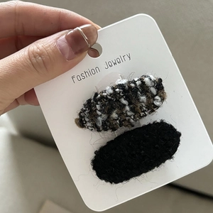 Set di due fermagli per capelli ovali in tweed e peluche con trama nero e marrone
