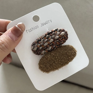 Set di fermagli per capelli in tweed a contrasto con trama intrecciata e peluche marrone