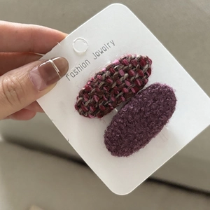 Set di due fermagli per capelli in tweed e peluche in marrone rossastro e viola