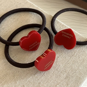 Set de chouchous cœur rouge minimalistes avec inscription dorée France Handmade sur tissu