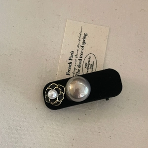 Elegant black velvet hair clip with camellia flower and large grey pearl for women
