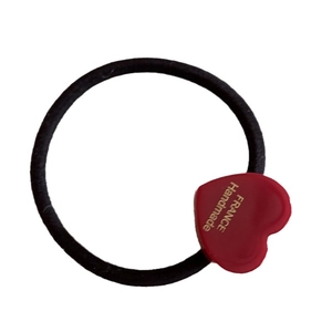 Chouchou cœur rouge en acétate avec élastique noir et inscription France Handmade dorée