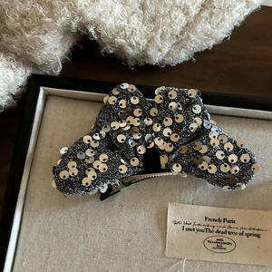 Barrette à cheveux cœur à paillettes argentées pour filles sur fond de velours élégant